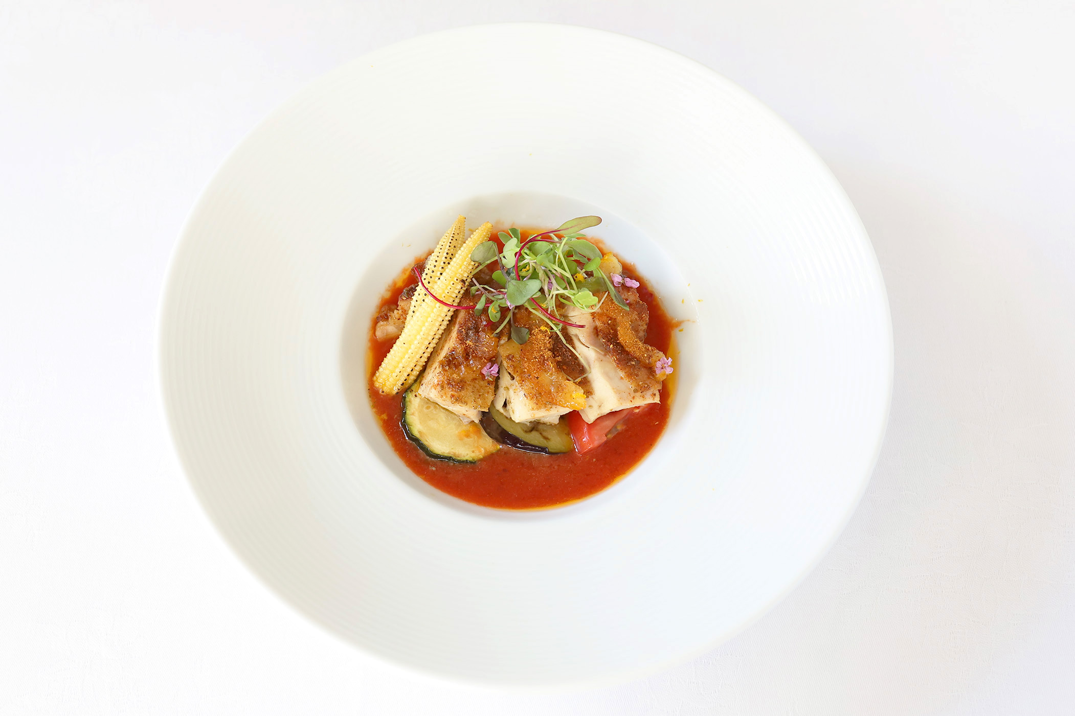 写真：美味鶏のグリル スパイスとハーブの香り　冷たいトマトのソース
